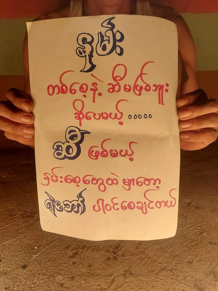 Youths from #Bago encouraging and praying for MinDat in candle night strike.
#WhatsHappeningInMyanmar 
#May15Coup