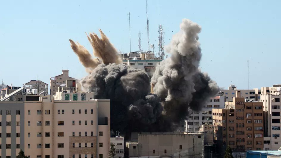 franceinfo's tweet photo. Gaza : une frappe israélienne pulvérise l'immeuble où se trouvent les locaux d'Al-Jazeera et de l'agence Associated Press

https://t.co/lHeNoscujS https://t.co/yx3j38tsz5