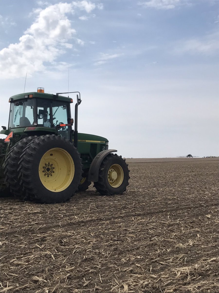 1cbj's tweet photo. Soys and burn down. #irunwithht @HuronTractorLtd #plant21. #spray21. #fromthefeild @YourMorning https://t.co/LkZoxSeWUU