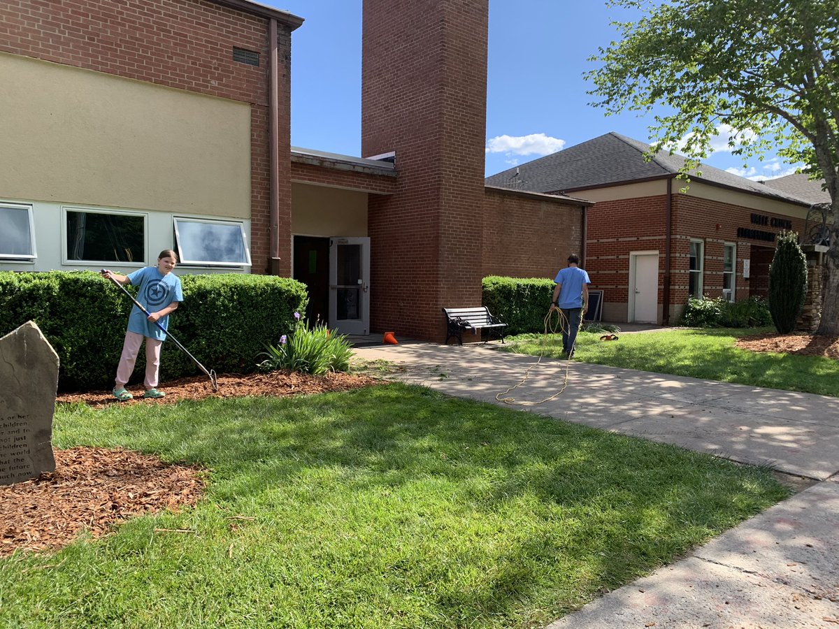 ValleCrucisSch's tweet photo. Thank you to the VCS students, parents and staff who came out today to help with the Spring Spruce Up work day!
#VCOnTheRISE
#WeAreWatauga https://t.co/F28cGjJ49p