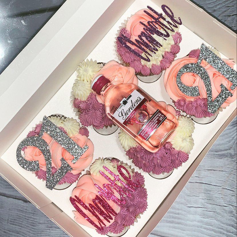 fairybakesx's tweet photo. #fairybakes #cupcakes #dripcake #celebrationcake #slytherin #harrypotter #hemelhempstead https://t.co/hcPPFvGtWb