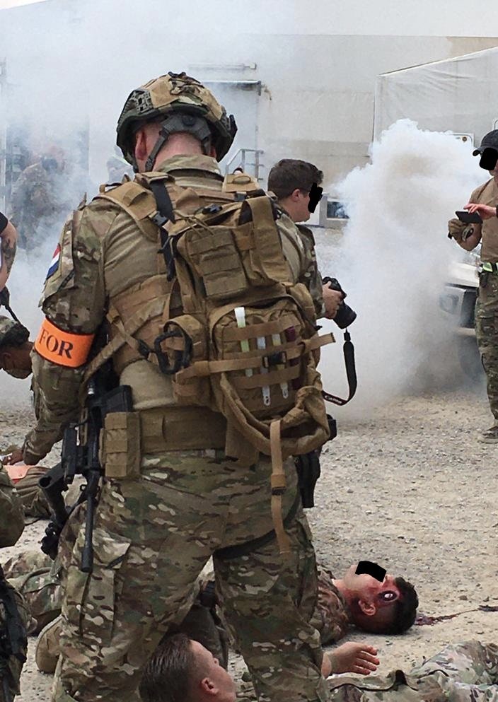 Clog1665's tweet photo. Afgelopen week heeft er op Airbase Erbil een oefening met veel gewonden plaatsgevonden. Hierbij speelde de mannen van @korpsmariniers van de SecurityForce (Oranje armband)een cruciale rol.Door adequaat op te treden werd de schade beperkt. #Jobwelldone #Impress #Iraq #SECFOR #QPO https://t.co/rz07W9lKmr