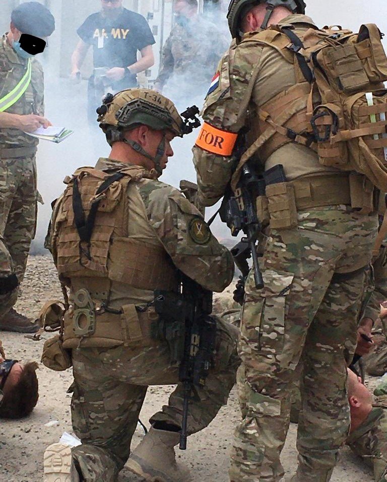 Clog1665's tweet photo. Afgelopen week heeft er op Airbase Erbil een oefening met veel gewonden plaatsgevonden. Hierbij speelde de mannen van @korpsmariniers van de SecurityForce (Oranje armband)een cruciale rol.Door adequaat op te treden werd de schade beperkt. #Jobwelldone #Impress #Iraq #SECFOR #QPO https://t.co/rz07W9lKmr