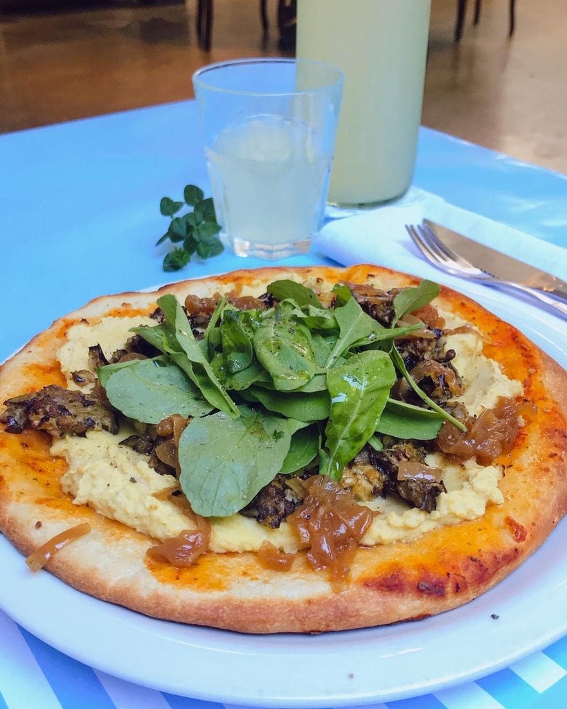 • PIZZA VEGANA • Hummus de garbanzos, berenjena asada, cebollita caramelizada y rúcula. 
También podés pedir nuestras prepizzas para tenerlas en el freezer y armarlas como más te guste. 

Consultanos para reservar tus prepizzas! 
Nuestro teléfono es … instagr.am/p/CO47YVIjzXG/