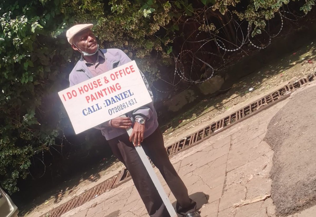 Frontliner_Ke's tweet photo. Man pauses with placard to market his painting job.
Any paint jobs in Kilimani/Lavington? Call Daniel on 0720261431.
Kwake pia kunuke vitunguu. Gerald Bitok https://t.co/q1DRKVkaBz