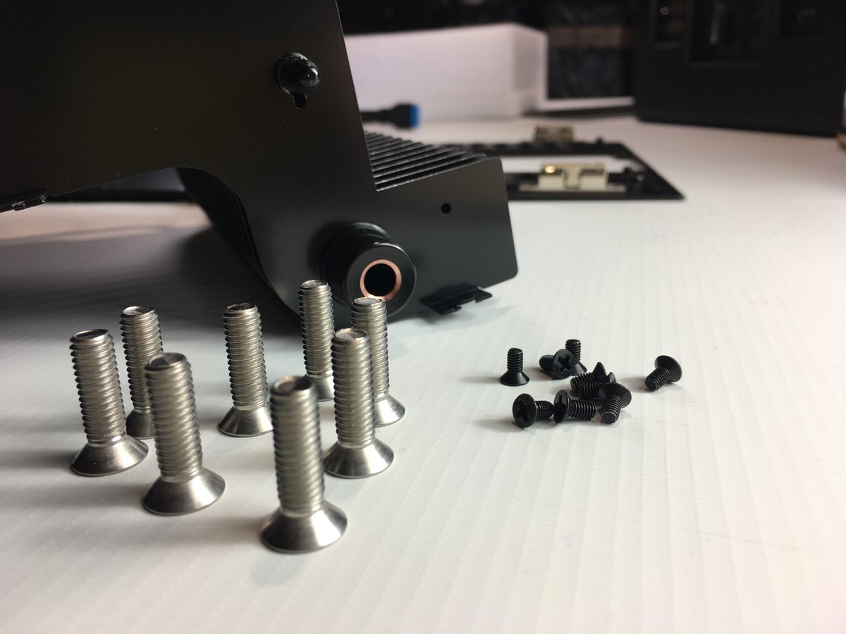 A big heatsink deserves big screws. Compare those huge M6 screws to standard M3. Size definitely matters here!
More information about The Beast ➡ monsterlabo.com/the-beast