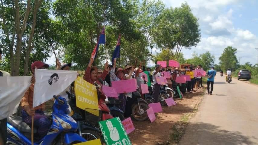 Chan54581634's tweet photo. Kyainnseikkyi people showed strength and encouraging all Myanmar people by saying 'We are all in this together. We stand against dictatorship.' #May15Coup  #WhatsHappeningInMyanmar https://t.co/uy1CZF6Xm1