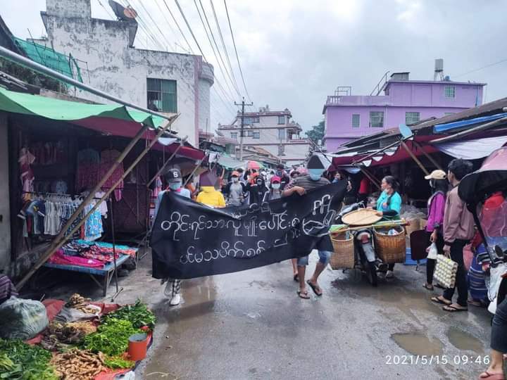 aom_april's tweet photo. A guerrilla strike in #Muse against military dictator.

The youths also demanded that the dictator not be paid a meter fee.

#May15Coup 
#WhatsHappeningInMyanmar 
#HelpMinDat https://t.co/AkiQCcFnBS