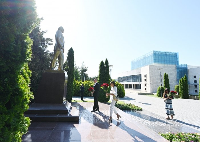 cssnazerbaijan's tweet photo. Dövlətimizin başçısı İlham Əliyev, birinci xanım Mehriban Əliyeva və qızları Leyla Əliyeva xalqımızın ümummilli lideri Heydər Əliyevin Qəbələ şəhərində ucaldılmış abidəsini ziyarət edərək önünə gül dəstəsi qoyublar. https://t.co/i0mRUKxjVJ