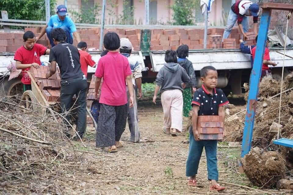 Myanmar_Now_Eng's tweet photo. Locals in Kutkai, northern Shan, are digging bomb shelters amid heightened tensions between coup regime and Northern Alliance. "Rain is coming and situation is volatile. We need to dig new bomb shelters so children are safer,” an aid worker said. Photo:CJ
#WhatsHappeninglnMyanmar https://t.co/Mp00Il27EU