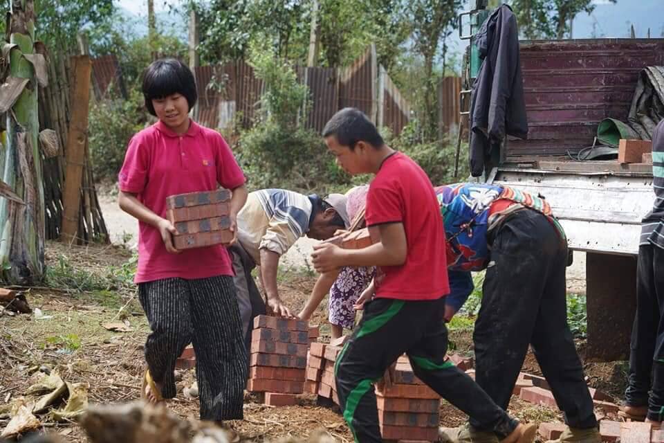 Locals in Kutkai, northern Shan, are digging bomb shelters amid heightened tensions between coup regime and Northern Alliance. "Rain is coming and situation is volatile. We need to dig new bomb shelters so children are safer,” an aid worker said. Photo:CJ
#WhatsHappeninglnMyanmar