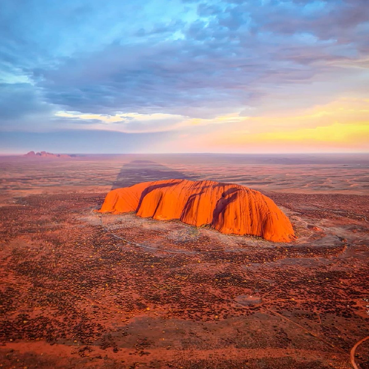 Not everyone call pull off orange, but #Uluru has the look down pat 🍊 

IG/rachlitravels took this beautiful snap of #Uluru in <a href="/NT_Australia/">Northern Territory - Australia</a> bathed in sunrise hues. 

#seeaustralia #NTaustralia #RedCentreNT #SeeUluru #holidayherethisyear