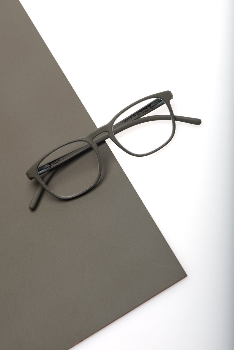 Brillen
aus Bohnen.

Kein Witz!
—
We make eyewear
out of seeds.

We’re not joking!

#rolfspectacles #3dprintedeyewear #nachhaltigebrillen #handarbeit #tirol #austria #gutebrillen #naturaleyewear #eyewearfashion #spectacles

#design RUKI
#collection SUBSTANCE
#color BROWNGREY