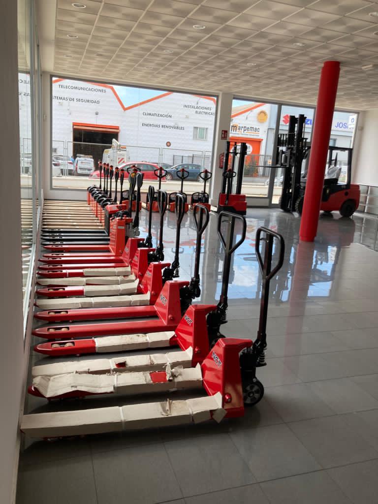 Tenemos a su disposición stock de transpaletas, apiladores y carretillas diesel y eléctricas. Venga a visitarnos o llámenos sin compromiso al 681 272 440 ☎️. 
Próximamente nuevas instalaciones en Lucena.