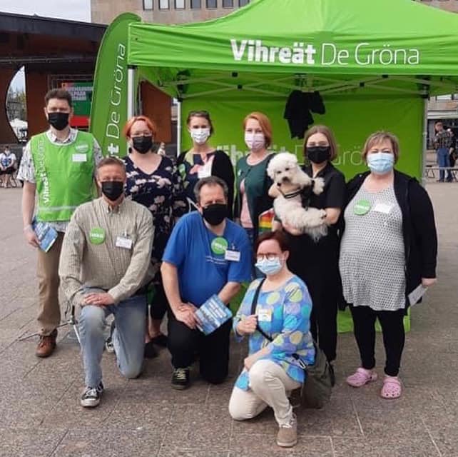 Joensuun vihreitä ehdokkaita tavattavissa lauantaisin torilla. 
Maskit, käsidesi, max 50 hlöä.
#vihreät #kuntavaalit #joensuu <a href="/JoensuunVihreat/">Joensuun Vihreät</a> 
Kuvassa mm @SusitaivalHanna <a href="/SariAKoskinen/">Sari Koskinen</a> @wilmapoutanen