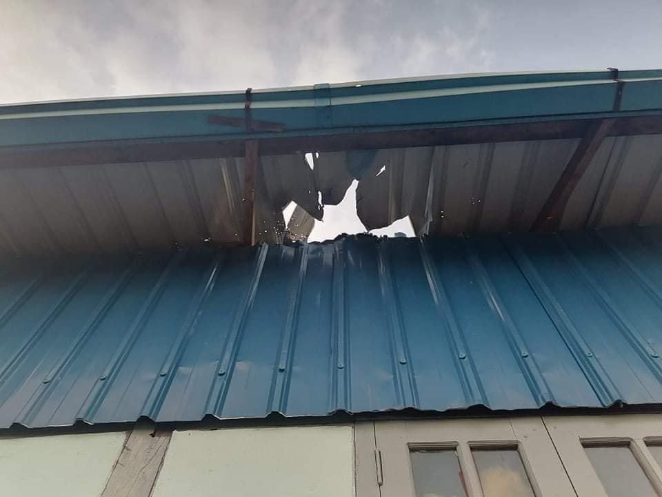 PhoneThiriKyaw1's tweet photo. War Crime Alert in Mindat, Chin State 🚨
Since early morning today, Myanmar military Council used more than 1000 troops and large weapons to attack the city and launched airstrikes to Mindat. The death and injury numbers are increasing time by time. #WhatsHappeningInMyanmar https://t.co/0iH8WMdM6x