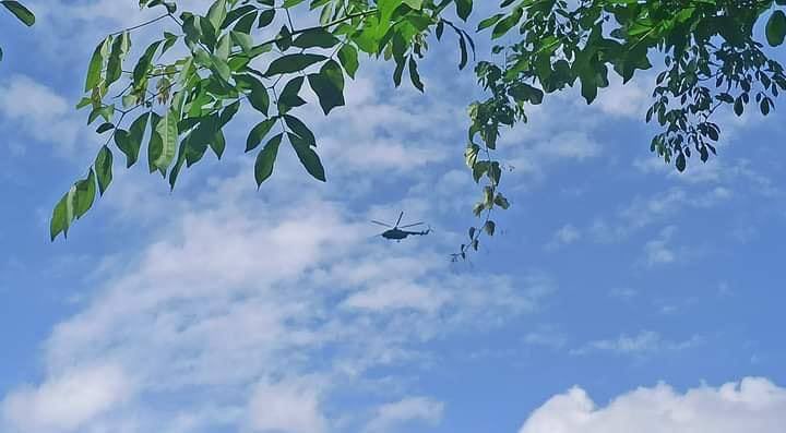 PhoneThiriKyaw1's tweet photo. War Crime Alert in Mindat, Chin State 🚨
Since early morning today, Myanmar military Council used more than 1000 troops and large weapons to attack the city and launched airstrikes to Mindat. The death and injury numbers are increasing time by time. #WhatsHappeningInMyanmar https://t.co/0iH8WMdM6x