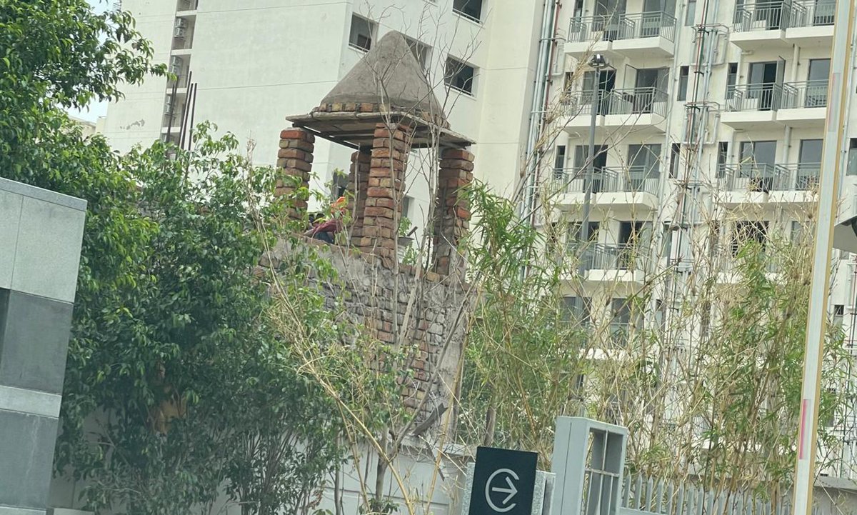 Dlfultima1's tweet photo. While authorities are sleeping unauthorized shops are complete... in sector 81 next next to DLF Ultina... we will be following up with legal case against authorities for not taking any action. @cmohry @MCManesar @DC_Gurugram @OfficialGMDA https://t.co/9FNcwPPmAc
