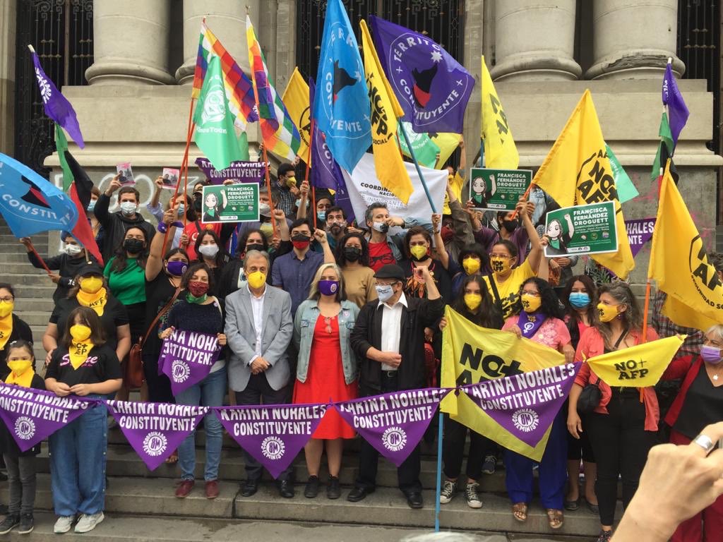 Hoy nos despertamos temprano para votar por quienes hacen política desde hace años en las calles, asambleas, sindicatos, huelgas, coordinadoras y redes ✊🏾

Porque la voz movilizada es indelegable yo voto lista de Movimientos Sociales ZL 🚩#Elecciones2021CL