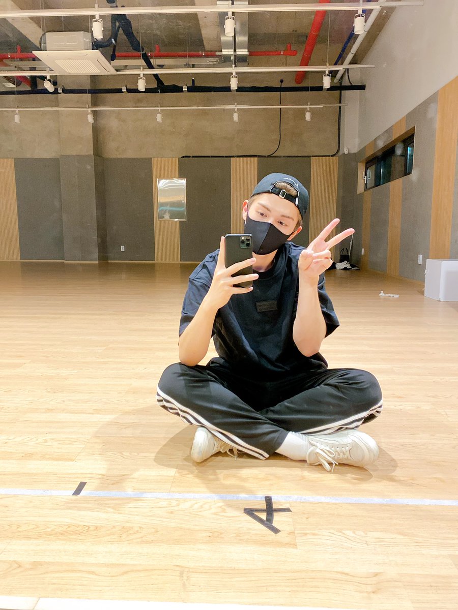 UP10TION's tweet photo. 다들 외출할때 우산들고가기!!! 감기 조심!! #up10tion #규진 #gyujin https://t.co/RwgzQP0dGk