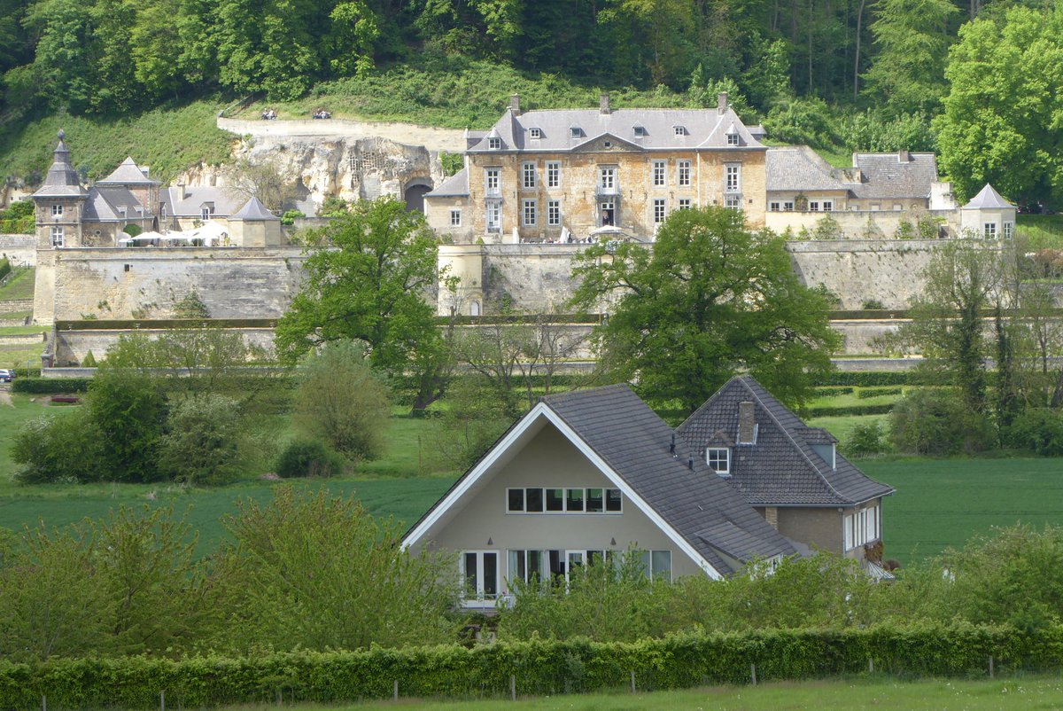 rienkkuiper's tweet photo. Oud en nieuw chateau in het Jekerdal #Neercanne #Maastricht https://t.co/foQaJwaz5J