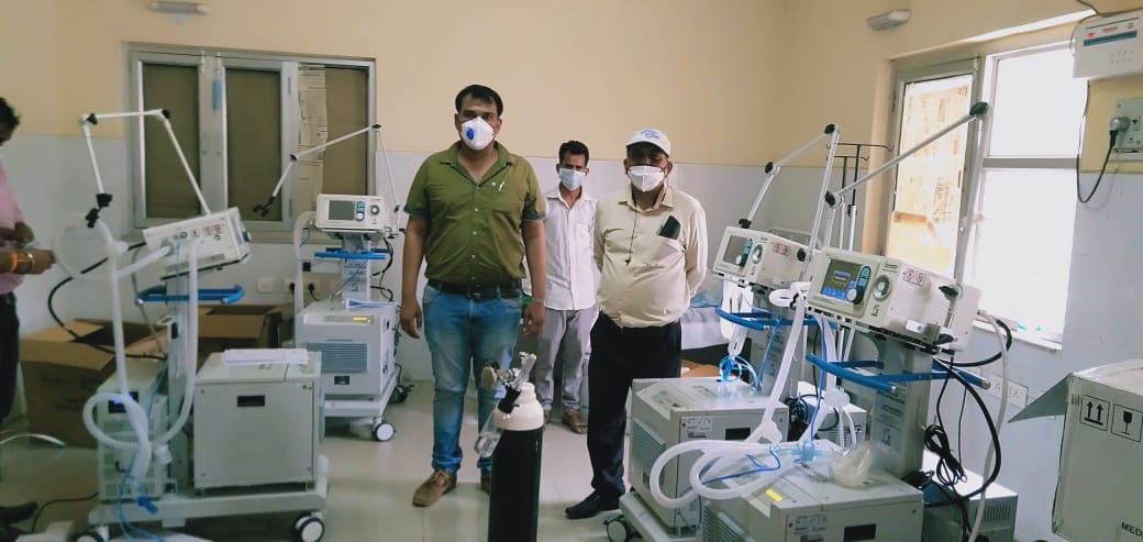dmamroha's tweet photo. @dmamroha श्री उमेश मिश्र ने कहा कि एम सी एच विंग जोया  को मिले 04 वेंटिलेटर ऑक्सीज प्लान्ट लगाने का कार्य प्रगति पर । https://t.co/EuXvADBXq5