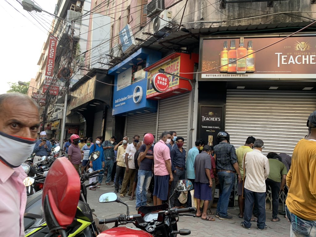 Plchakraborty's tweet photo. #WBLockdown| Two different scenes from Kolkata soon after WB Govt announces shut down for 15 days starting Tomorrow
1) Hundreds queue up outside liquor shops (Place: Central Avenue)
2) Migrant Workers Crowd Esplanade Bus Terminal to Reach Home https://t.co/7YaibpskT3