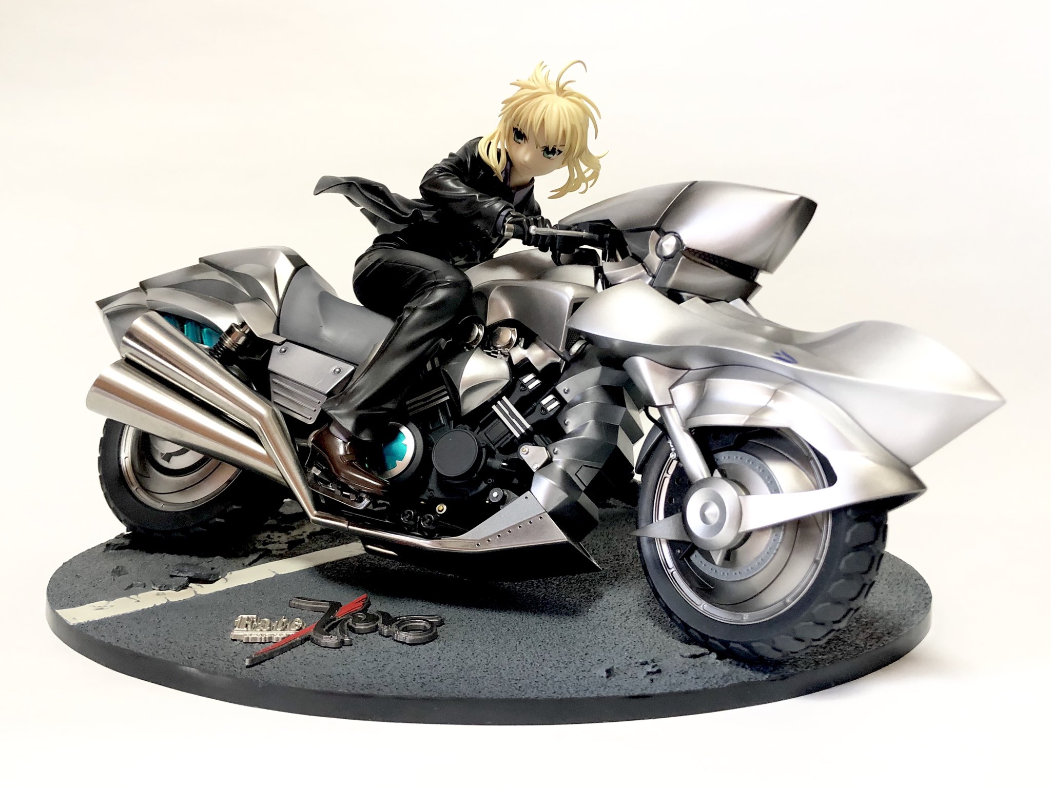 たけニャン こんばんは V 今回は Fate Zero より セイバー モータード キュイラッシェ の紹介です セイバーはカッコイイし バイクはリアルで迫力満点です 本気を感じる凄いフィギュアでしたね 詳細記事も見て欲しいです T