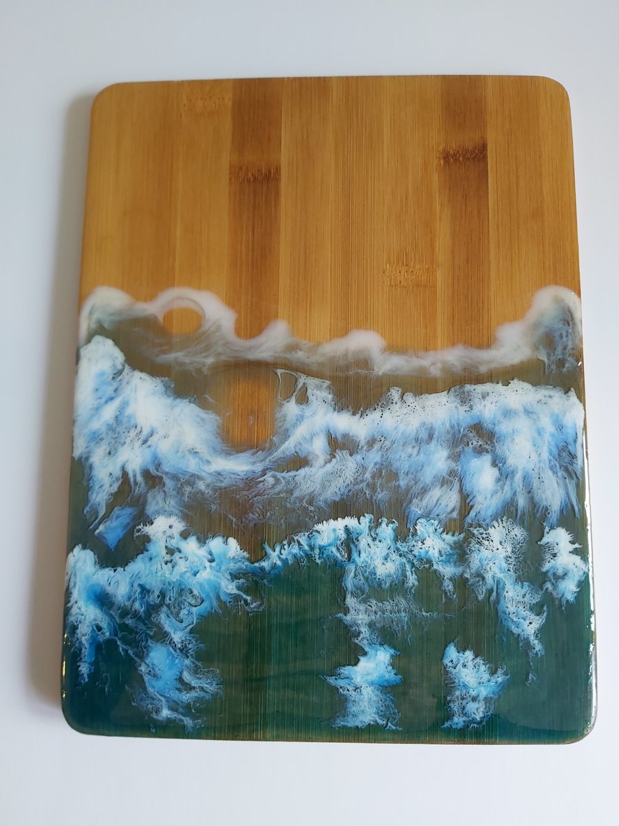 21cm x 28 cm Seascape Resin Art Serving Board. Wall Hanging / Table Centrepiece. 
westcountry-designs.co.uk/shop?store-pag…
#resin #resinart #resinseascape #resinwallhanging #art #artist #ArtistOnTwitter #artwork #gifts #gift #giftideas #smallbusiness #smallbusinessuk #resingifts #servingboard