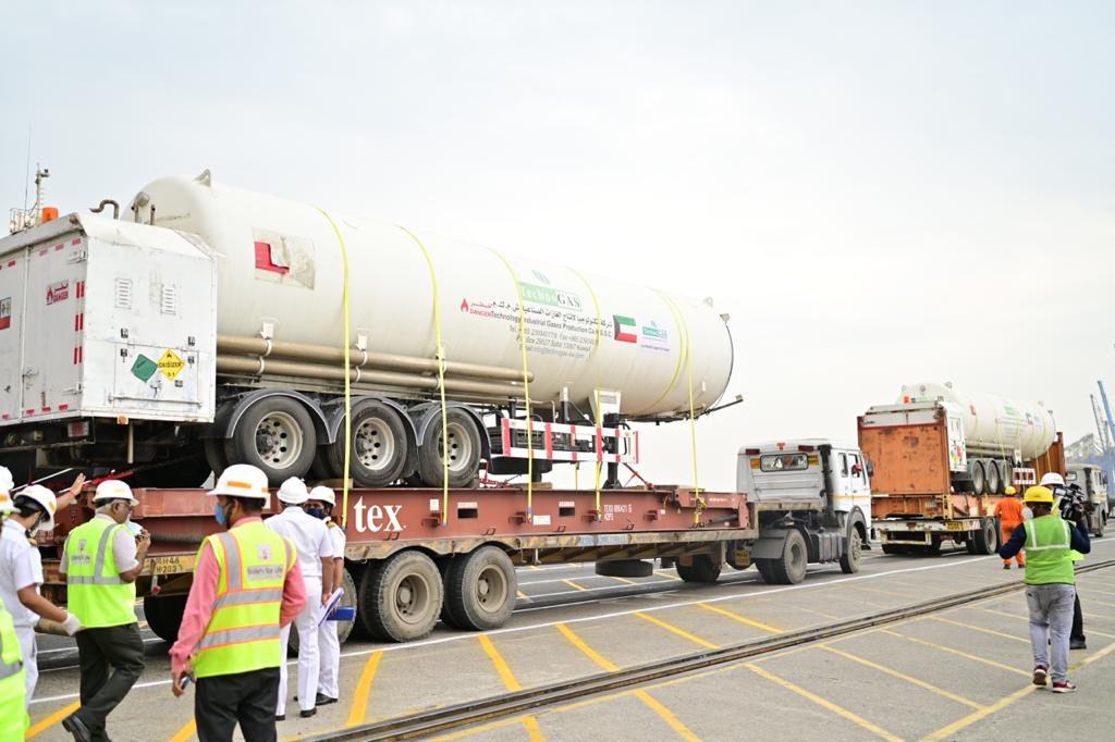 jnchcustoms's tweet photo. 3 semi-trailers of Liquid Medical Oxygen &amp; 1000 Oxygen cylinders consigned to Indian Red Cross Society were cleared by Nhava Sheva Customs within 10 minutes of arrival of Kuwaiti ship on 15th May 2021. @cbic_india https://t.co/eMKrX6ayTZ