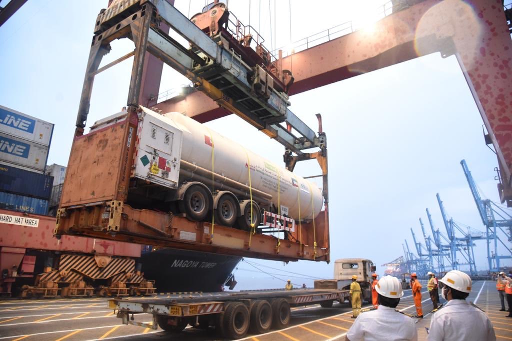 jnchcustoms's tweet photo. 3 semi-trailers of Liquid Medical Oxygen &amp; 1000 Oxygen cylinders consigned to Indian Red Cross Society were cleared by Nhava Sheva Customs within 10 minutes of arrival of Kuwaiti ship on 15th May 2021. @cbic_india https://t.co/eMKrX6ayTZ