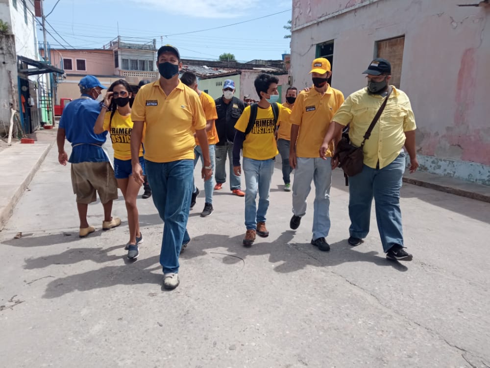 Nuestro equipo #JovenesPJ en el municipio Maneiro del estado #NuevaEsparta caminaron Pampatar, conversaron con los pescadores del lugar y entregaron más de100 mascarillas para la prevención del #COVID19