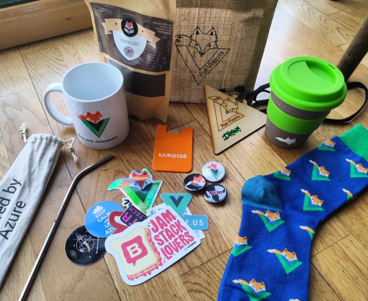 IrnMM's tweet image. ¡Ya está aquí!
Una caja llena de amor desde @FrontendFox_ESP... ¡y café, calcetines, chapas, taza, tarjetero, una pajita chulísima y muchas cosas más! 💚
Vosotras sí que sabéis, infinitas gracias por el detalle y por contar con nosotras 🤗
#Beyoncss #YouAreAwesome