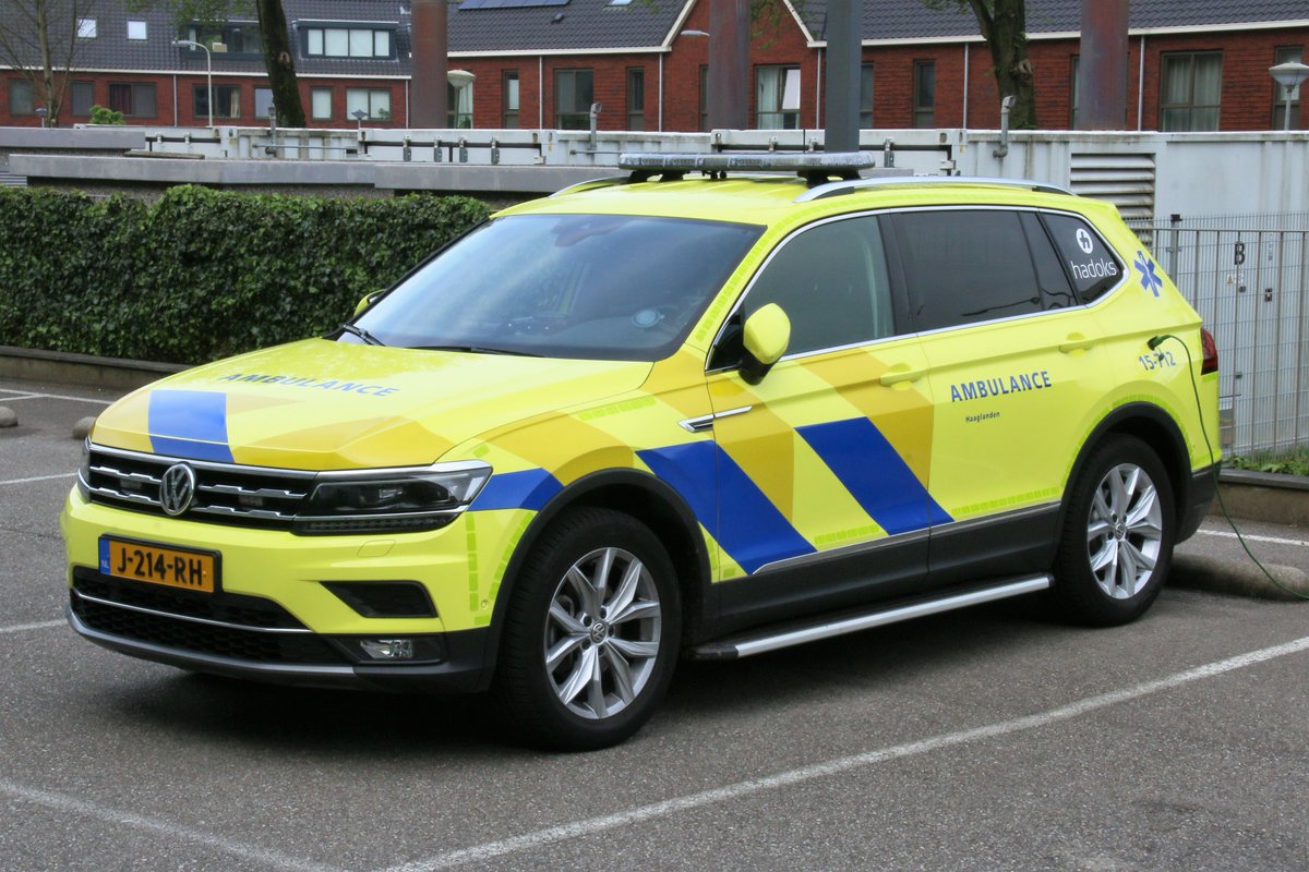 MichaelHuising's tweet photo. 2020 VW Tiguan Allspace van de Haaglandse Dokters #HADOKS  15-712 locatie @HagaZiekenhuis  Den Haag. Aanvankelijk geleverd in de primaire OOV-striping maar onlangs  omgestickerd naar secundair https://t.co/NWSzj8Zx8r