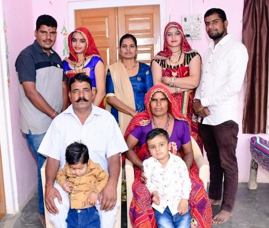 Suman_cm_jat's tweet photo. अपनी जिंदगी में खुश हूँ मैं… 
क्योंकि मुझे सपनों से ज्यादा अपनों की फिकर हैं..! #MeWithMyFaimily
#InternationalFamilyDay
❣️🙏 
@cm_sabalpura  @KailashMeelK9 https://t.co/OUHfSK49CV