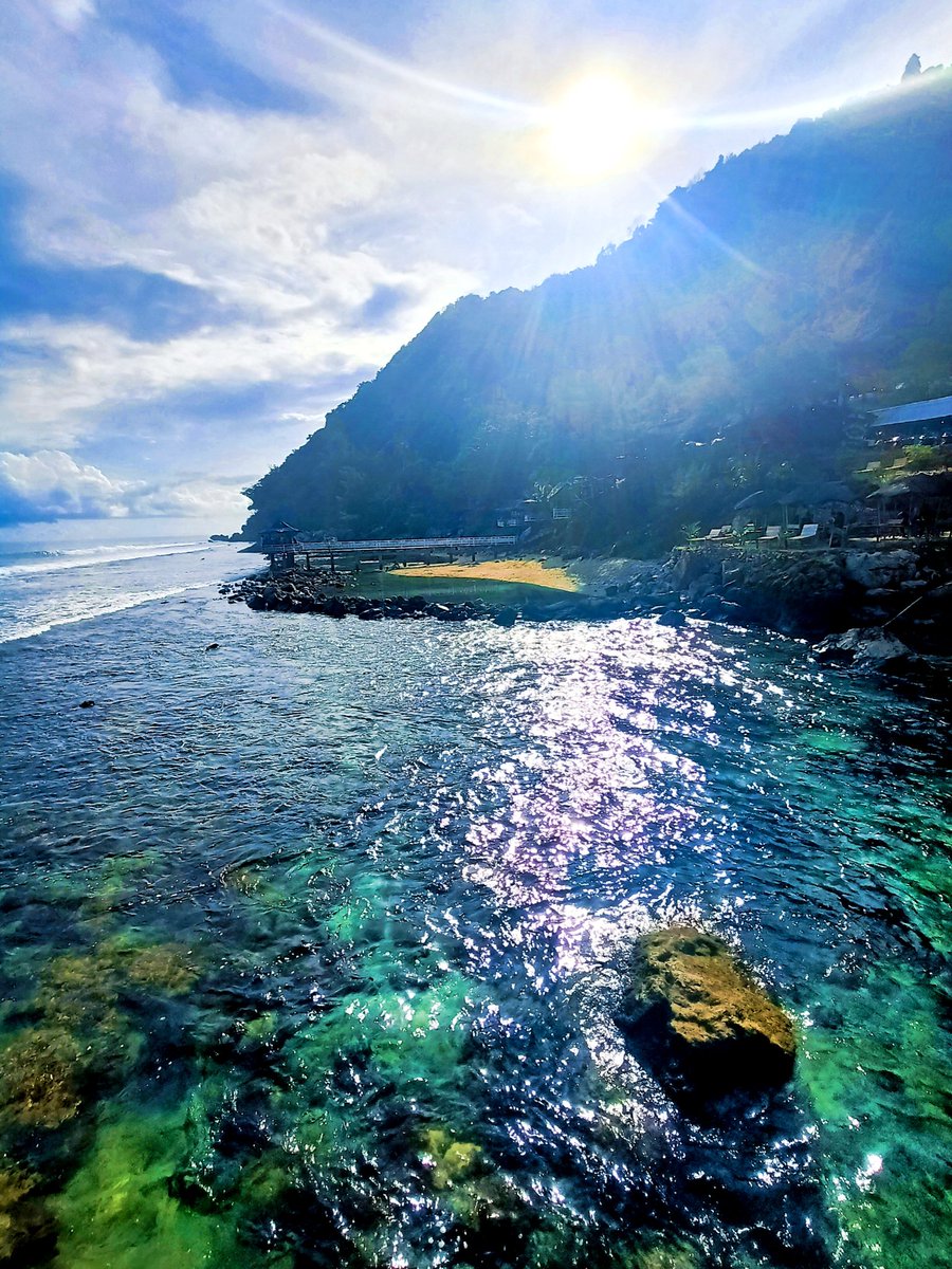 Amponkun's tweet photo. Sun, sky, hills, and the blue salt water https://t.co/pVBVlqcaNv