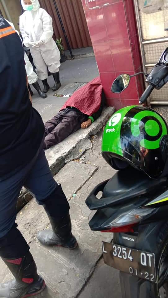 AstaClover83's tweet photo. Inalillahi wainalillahi rojiun
Sudah ditangani team medis dari gojek
Nunggu orderan langsung jatuh terus meninggal..infonya tadi pagi didaerah mulyorejo..kronologi sakit apa belum diketahui... https://t.co/aOnWQOfgqm