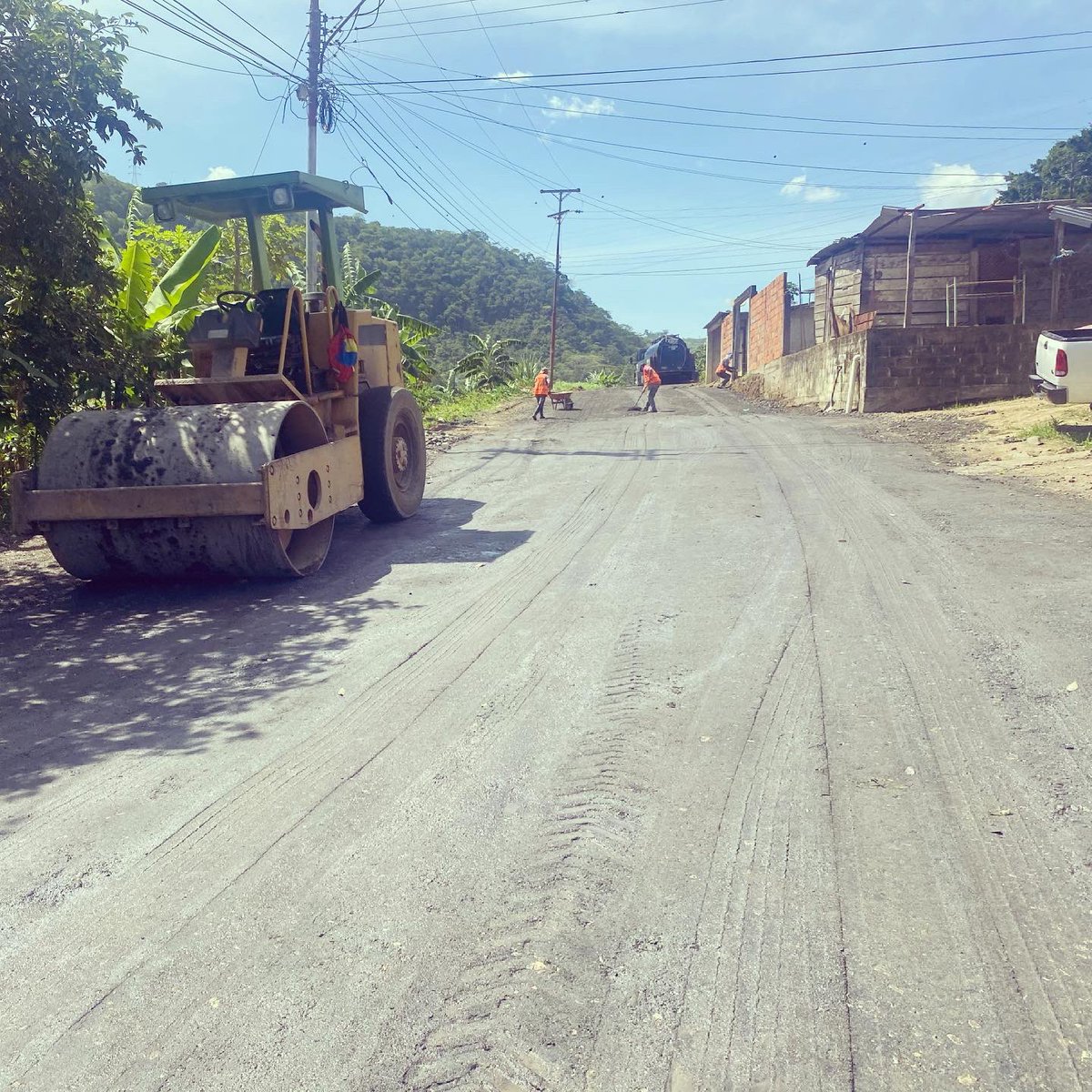 #15May Inspeccionando junto a los vecinos de #SabanaLarga, asfaltado para mejorar transitabilidad en la zona. 

Tareas ejecutadas por el gabinete de infraestructura y la comunidad organizada👏🏻

@GobiernoTachira gestiona bienestar !!!