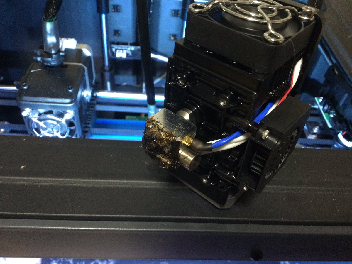 K_numaclow's tweet image. うう、詰まった(´；ω；`)
完全に焦げ固まってるかエクストルーダに何か詰まってるらしく、自分で修理できないレベル。
3Dプリンタと和解できなかった…
#CreatorPro2