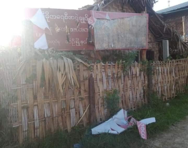 Junta Terrorists raided a house of anti-coup protester in Kantharyar village, #KhinOo Tsp and vandalized the properties including rice bags. They also looted 730,000Ks. 

#WhatsHappeningInMyanmar 
#May15Coup