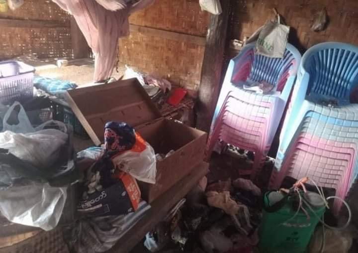 hwh1311's tweet photo. Junta Terrorists raided a house of anti-coup protester in Kantharyar village, #KhinOo Tsp and vandalized the properties including rice bags. They also looted 730,000Ks. 

#WhatsHappeningInMyanmar 
#May15Coup https://t.co/PU11hqvmJD