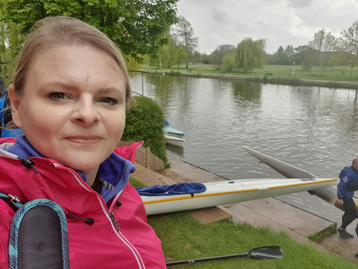 SarahHacker_rdg's tweet image. Week 3 of 4 and I didn't fall in again! Went right under Christchurch Bridge and saw loads of bird babies on the river. Lovely. I thoroughly  recommend this @Reading_CC taster course. #rdguk #rdg