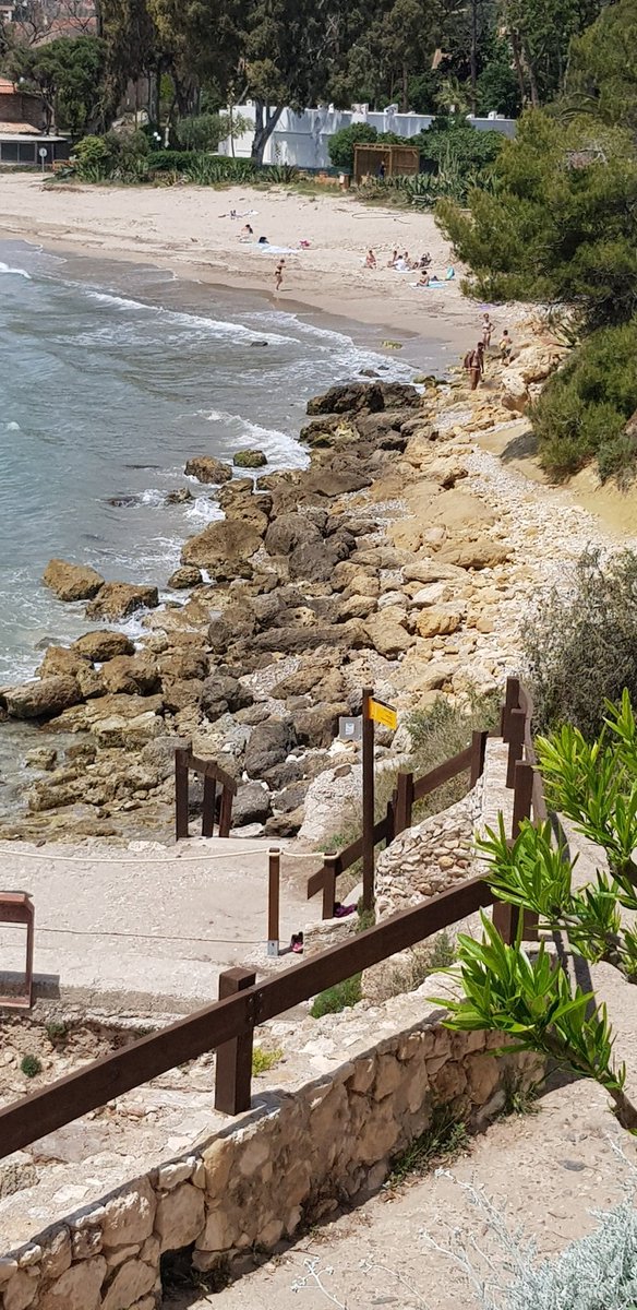 Judithpd's tweet image. És una vergonya @ajAltafulla que amb els imposots que paguem, no us digneu a arreglar l'accés a la platja. Fa anys que s'ha demanat i encara res de res i aquí dalt som molta gent. Eterns oblidats? Potser si.