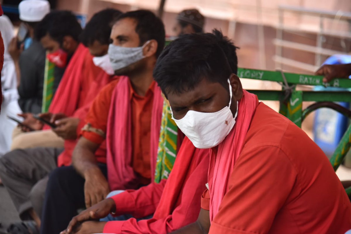 TheHansIndiaWeb's tweet photo. Railway Hamalis' seen job less during lock down in Secunderabad Railway Station today.
#Railway #Hamalis #Lockdown #Secunderabad https://t.co/J6O4kzaXEZ