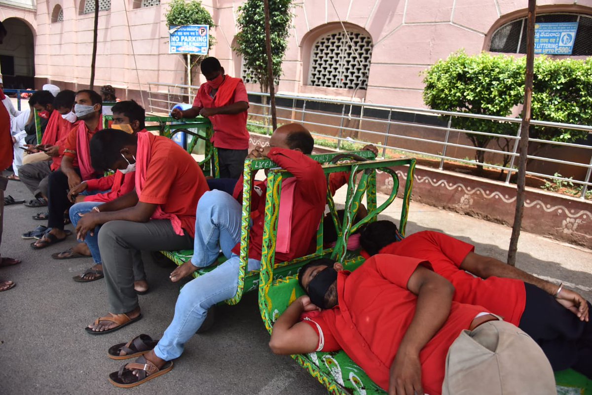 TheHansIndiaWeb's tweet photo. Railway Hamalis' seen job less during lock down in Secunderabad Railway Station today.
#Railway #Hamalis #Lockdown #Secunderabad https://t.co/J6O4kzaXEZ