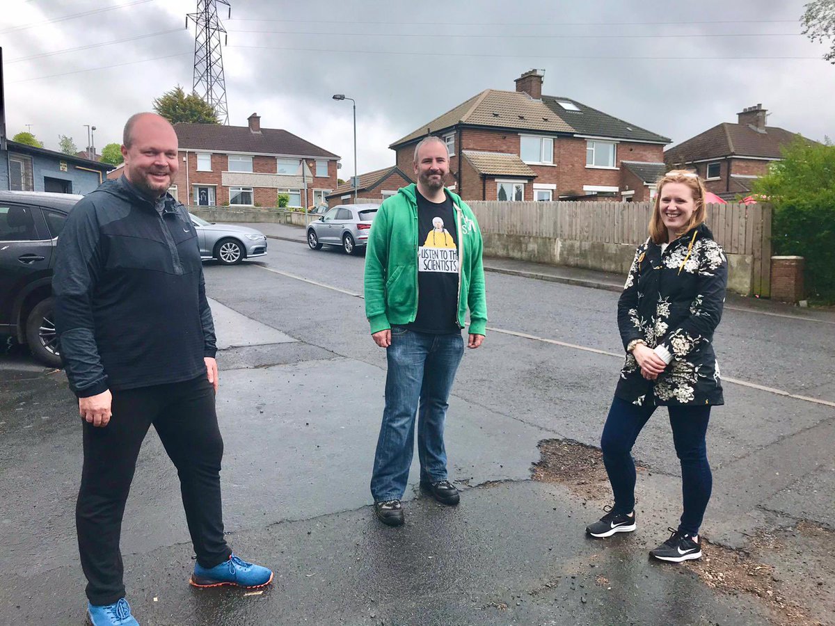 Thank you @helentomb for bringing the Live Here Love Here #BigSpringClean to Four Winds this morning. 

So cathartic to be out in the community and to get some face to face time with #SouthBelfast @allianceparty buds💛💛 Along with fellow #CastlereaghSouth councillors. #Teamwork