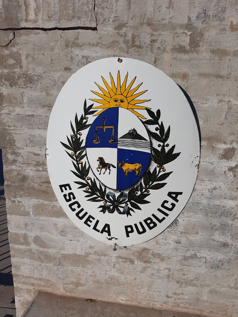 florithector's tweet photo. Sanguinetti defiende la LUC y critica los "Consejitos de Educación". 
Calla que esos Consejos no autónomos los creó él en 1972, Ley 14.101, concentrando las decisiones en el CONAE.
Ahora la LUC centraliza aún más en el MEC.
Firmar es defender la AUTONOMÍA y la @escuelapública https://t.co/iyX3kCVoPq