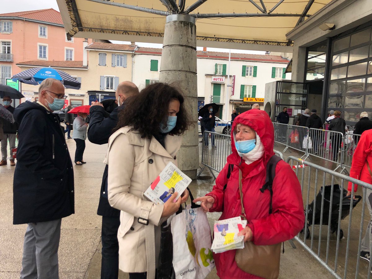 FedePS01's tweet photo. Sur le marché de Bourg-en-Bresse pour présenter l’#alternative proposée par @najatvb et aux côtés des candidats aux élections départementales @nkundikije @fcourtine ! https://t.co/jxtinCM3l7 https://t.co/1S43RY8iNI