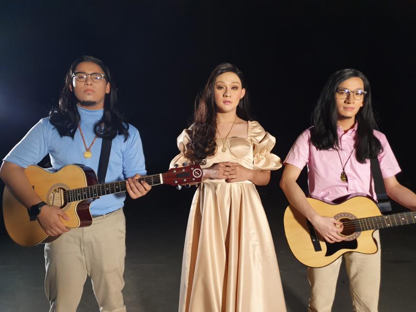 YourFacePH's tweet photo. KaFamiliars! KaFace at KaSound ba ng iDolls sina Moira and Ben&amp;Ben? Comment and tweet now your reactions using the official hashtag - #YFSFFuntastic 

WATCH HERE: 
YT: https://t.co/63BtN955iv
FB: https://t.co/GdedDOtz27 https://t.co/L3leId6ZNv
