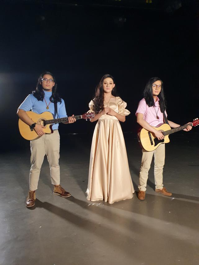 YourFacePH's tweet photo. KaFamiliars! KaFace at KaSound ba ng iDolls sina Moira and Ben&amp;Ben? Comment and tweet now your reactions using the official hashtag - #YFSFFuntastic 

WATCH HERE: 
YT: https://t.co/63BtN955iv
FB: https://t.co/GdedDOtz27 https://t.co/L3leId6ZNv
